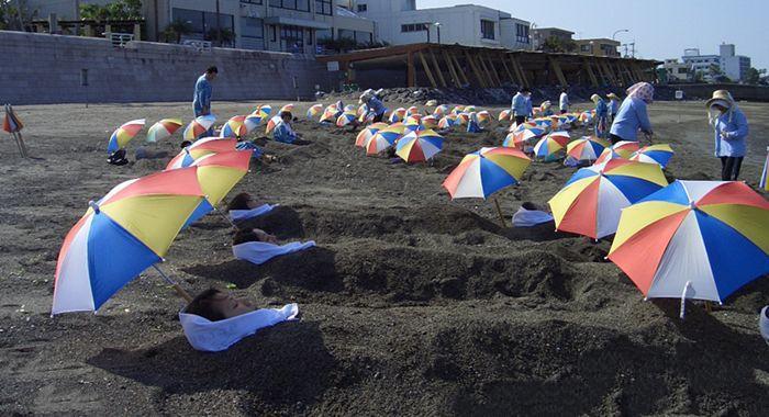 日本最奇葩的"沙浴",将游客全身都埋在沙子里,仅露出头部!