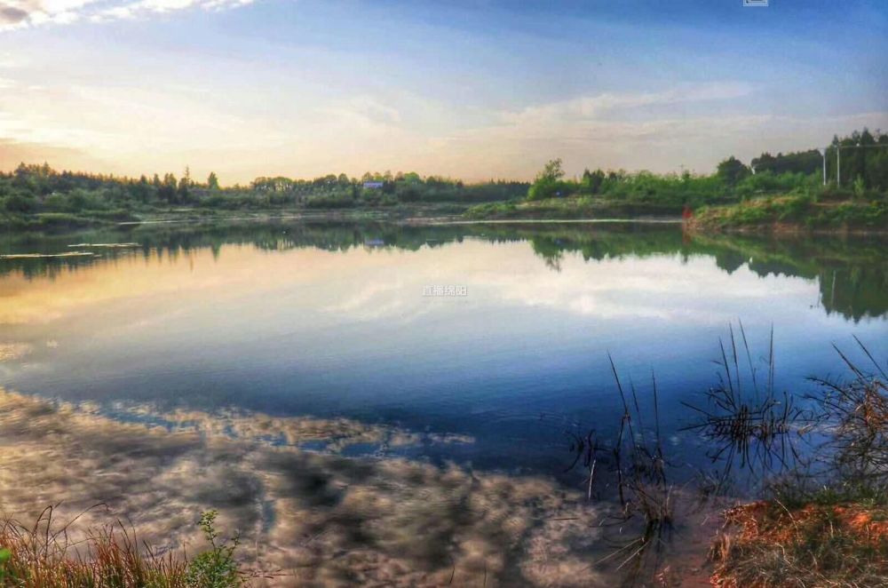 绵阳梓潼凤凰水库霞光如火 恰似人间仙境!