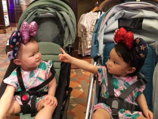 熊黛林晒双胞胎,谁注意到她抱的是哪一个?网友:母爱也是看脸的