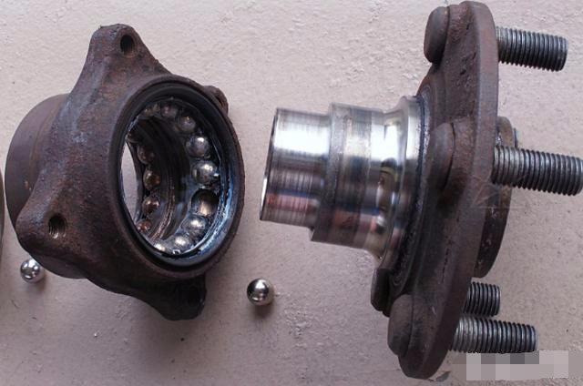 为何家用轿车,车轮轴不用加油保养,也能长期使用?