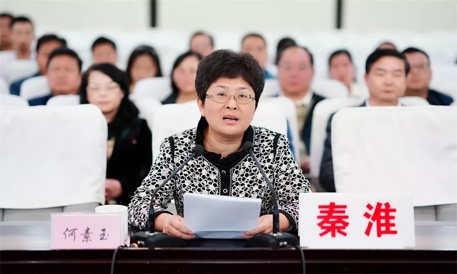 秦淮区委常委,宣传部部长何素玉第一个登上讲坛,作了题为《谋篇布局做