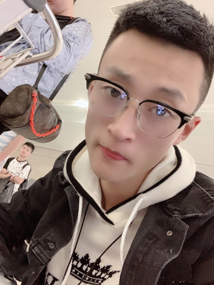快手人气王回归第四天,直播间人气爆棚,榜值竟高达百万!