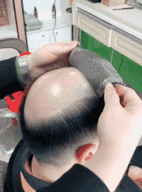 搞笑图片:大哥,别再惧怕熬夜加班了,掉头发已经没那么可怕了