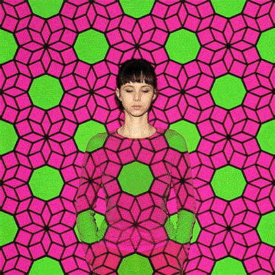 他的作品充满了创意和趣味,用喷漆和胶带等工具来达到视觉错位的效果