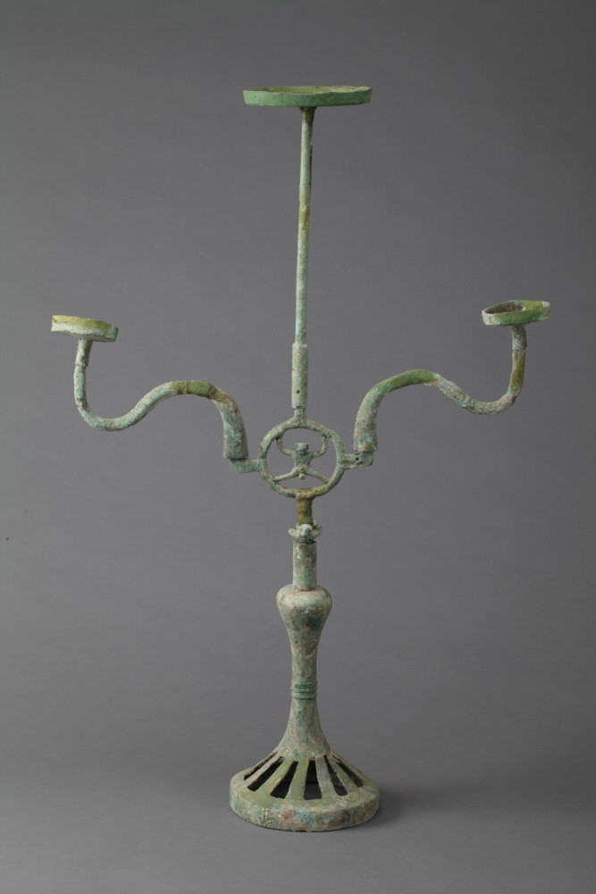 历史中独秀一枝的树汉三枝青铜灯