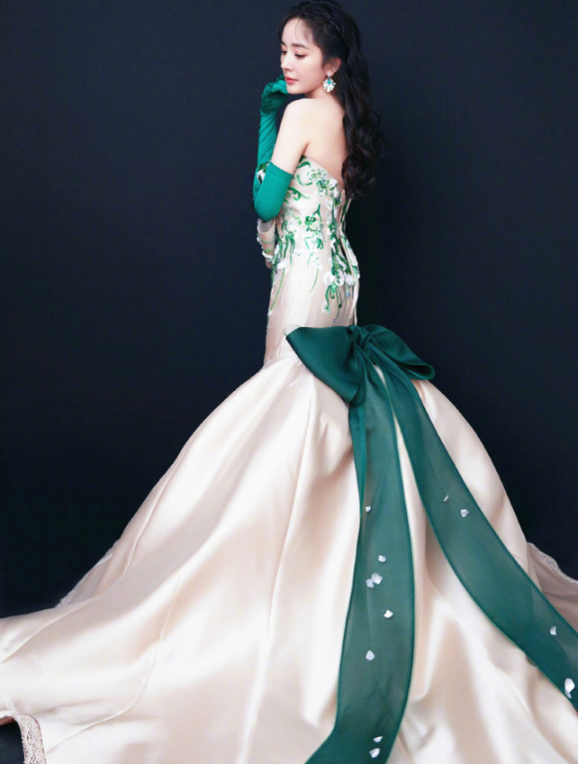 杨幂最新写真集,气质跟优雅都在写在脸上,落落大方的样子真美