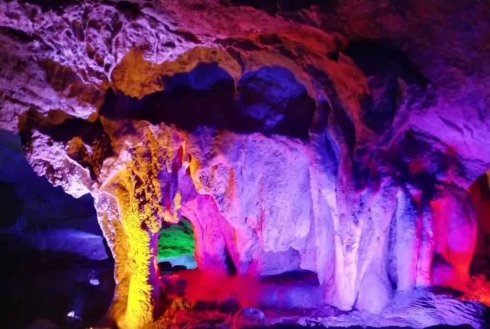 天塘镇燕子岩溶洞景区