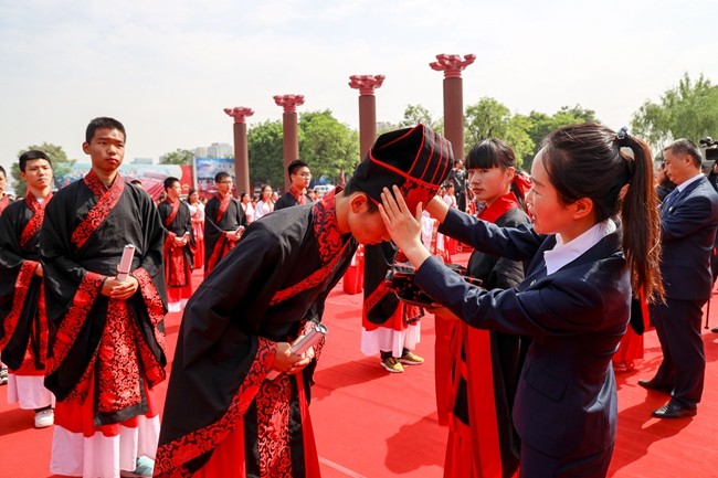 一系列返璞归真的汉代仪式,让广大学子心灵得到洗礼,实现谨记亲长训诲