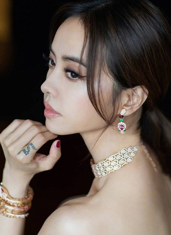 蔡依林带火外套和鞋连着穿,当她弯腰时,