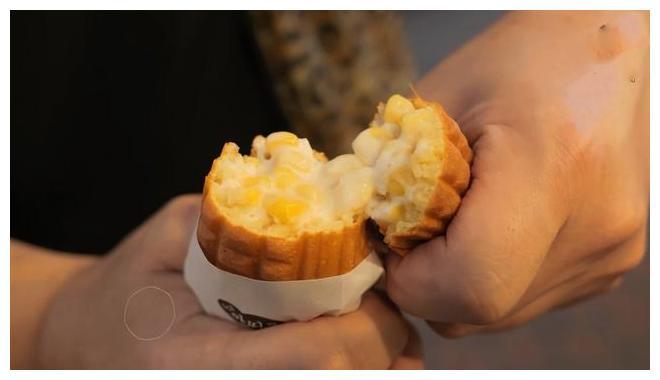 韩国街头的玉米蛋糕,40块钱一根,吃货:掰开一看,值得