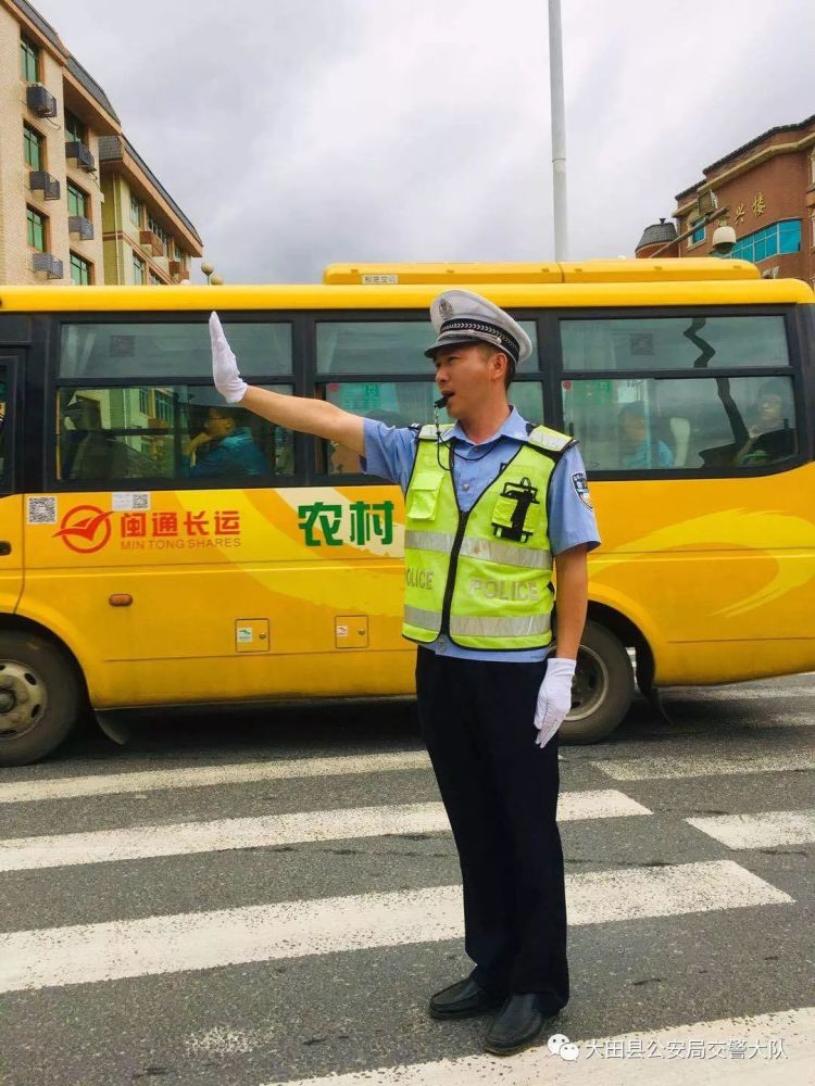 民警在对驾驶员陈某的交通违法行为进行开单处罚时,辅警施生谋看到了