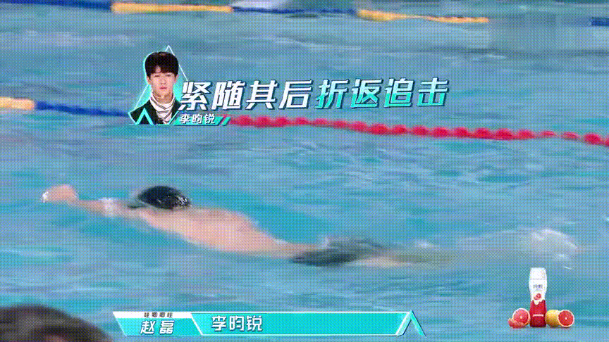 其中,b班的李昀锐一出场,就引起了全场尖叫,他的六块腹肌和超级完美的