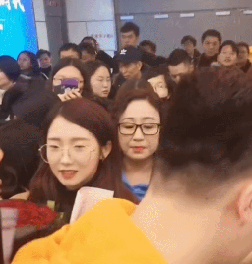 Tranh c&atilde;i chuyện idol nhận qu&agrave; fan: Người xua tay từ chối, kẻ đưa tay ra vơ v&eacute;t hết c&ocirc;ng suất - Ảnh 2.