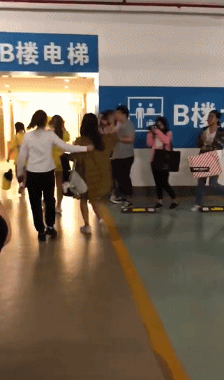 Tranh c&atilde;i chuyện idol nhận qu&agrave; fan: Người xua tay từ chối, kẻ đưa tay ra vơ v&eacute;t hết c&ocirc;ng suất - Ảnh 3.