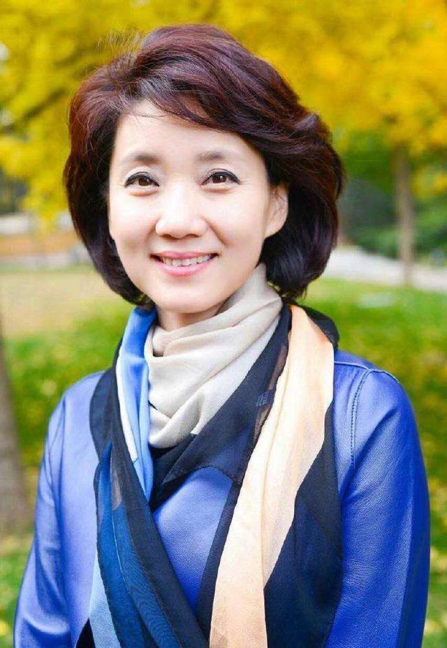 56岁央视主持人李修平,网友:不愧是"最美国脸"