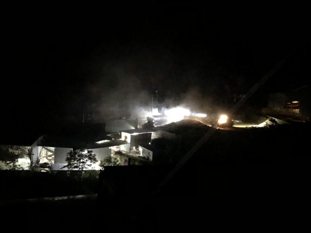 河南·汝州市大峪镇多家石料厂扎堆生产,集体