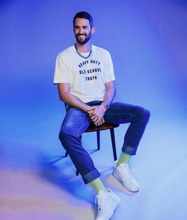 乐福晒最新杂志写真,休赛期的我,依旧可以靠拍写真赚钱