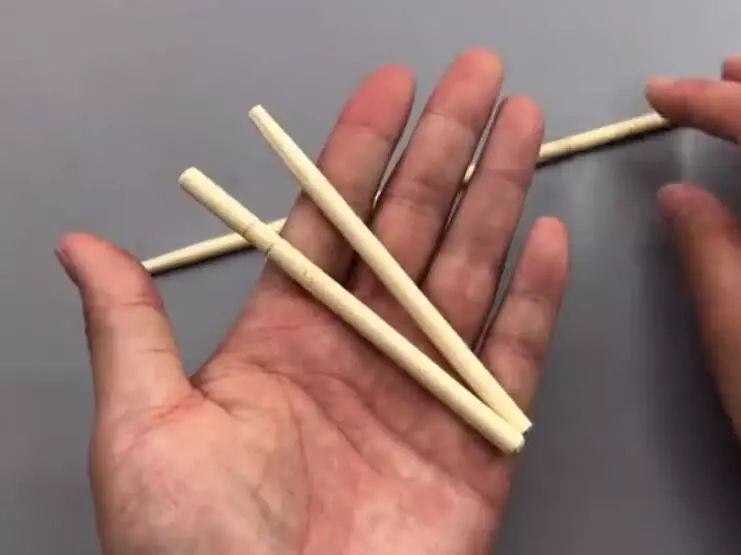 然后用热熔胶把一次性筷子粘在垃圾桶的侧面,两根分别在两侧对应的