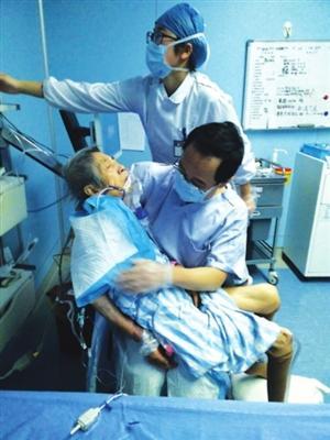 医生怀抱老年宝宝拍背排痰走红 感动众网友