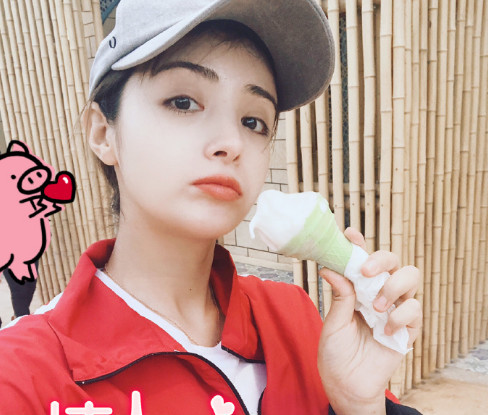 麦迪娜的童年照被疯传,90年家里的车成亮点,网友:何止是优越