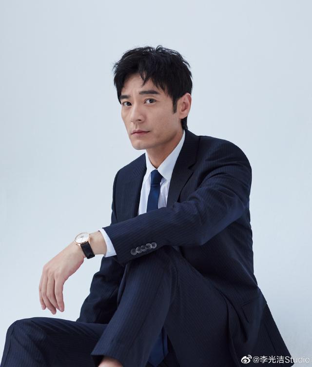 亚洲影视周开幕,杨紫吴谨言脸太奇怪,观众席上