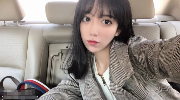 呆妹看裙下风光入迷,竟不自觉地流鼻血!网友:你果然是女装大佬