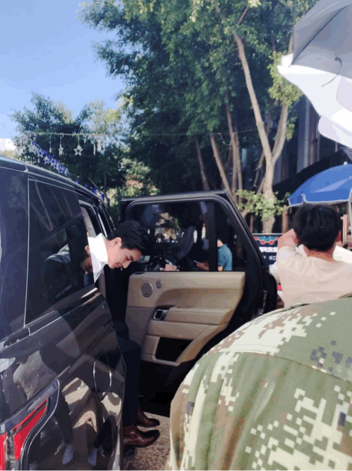 林更新|林更新拍戏最新路透曝光！身穿西装尽显好身材