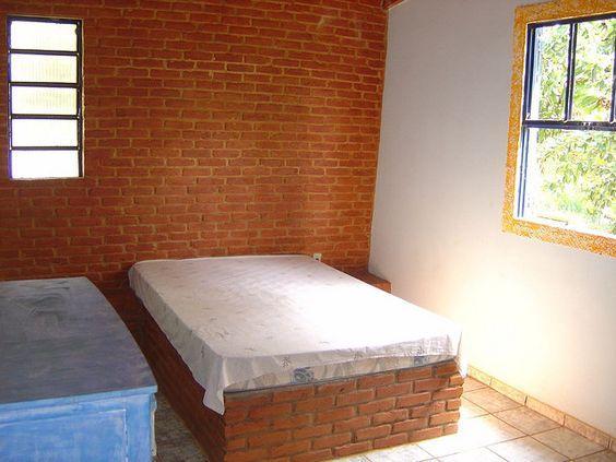 工地旧砖头捡回家,随便砌砌变成一张床!小区业主:买木床的亏了