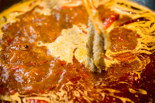 传统手工炒制的牛油锅底,越涮越香,越涮越浓!