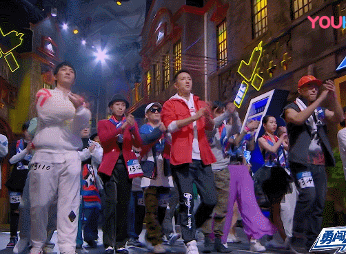 吴建豪更有意思,吹着口哨打着响指,瞬间有一种"我们是这条街上最靓的