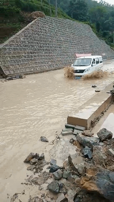 毕节多地遭遇暴雨,冰雹,政府已启动三级防汛应急响应
