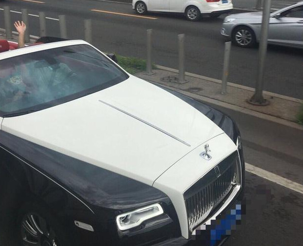 贾乃亮近照曝光,开敞篷豪车被网友偶遇,网友:这车得多少钱啊!