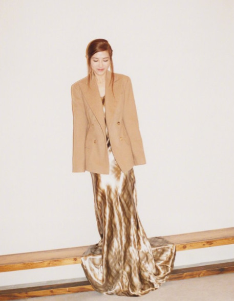 邓紫棋换下皮裤成女王?挑战半熟风美爆了,原来1米6也能有长腿