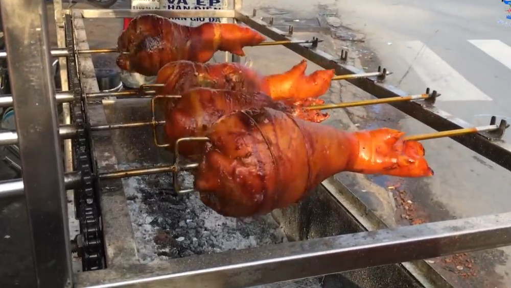 西安烤大豬手,一整隻60塊錢,皮脆肉嫩還多汁,做下酒菜很不錯