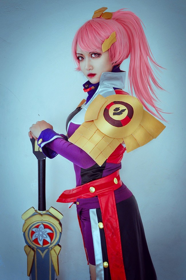 《王者荣耀》花木兰cosplay:精致巴掌脸,这个眼神我死了