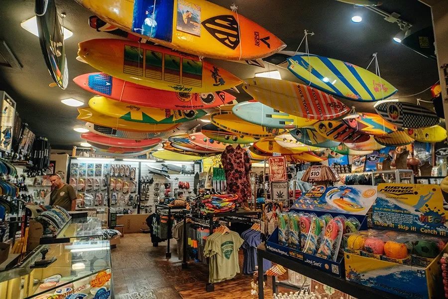surf sea看起来是一家感觉有点古老的冲浪店,除了冲浪板,还有