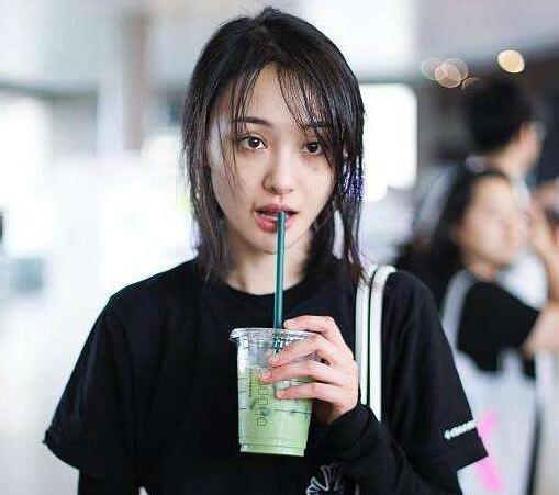 郑爽双马尾辫造型少女感十足,昔日邋遢女孩变