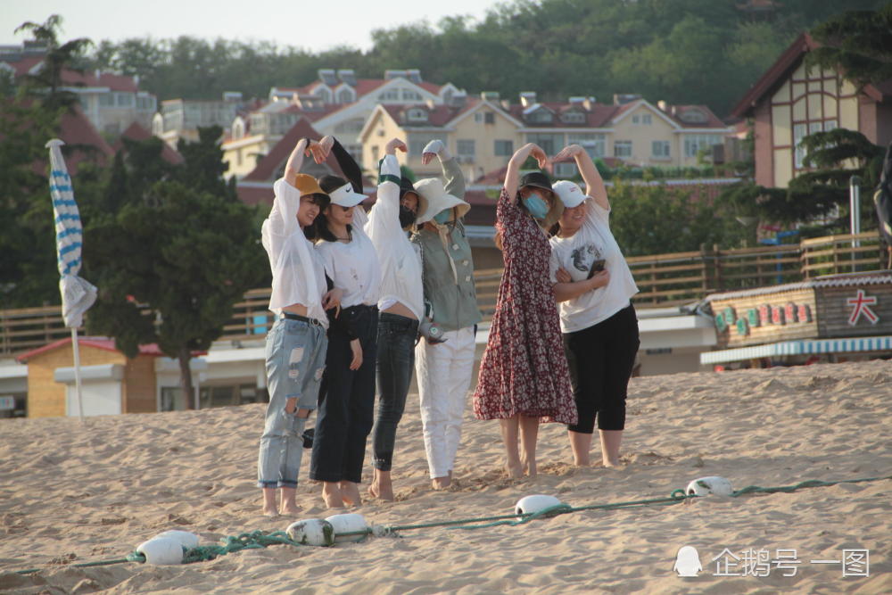 青岛开启20度舒适模式,沙滩美女成海边靓丽风景线