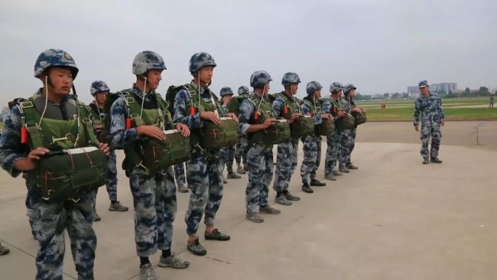 罕见!直击解放军特种兵超低空水上跳伞:风险很大