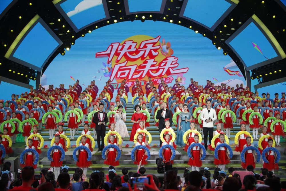 2019年"六一"晚会总导演许蓓蓓介绍,今年"六一"晚会的主题是"快乐向