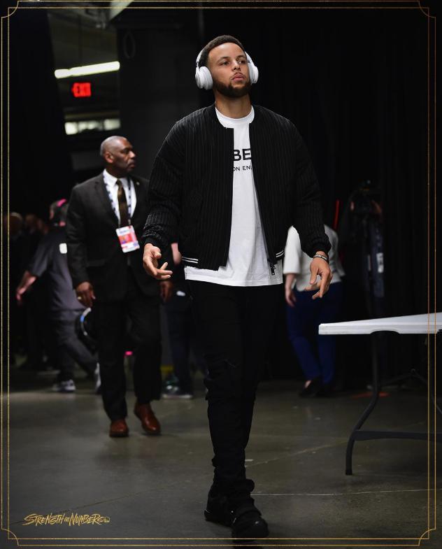 但勇士这帮球员,什么大风大浪没有见过,进入球场的时候,库里头戴耳机