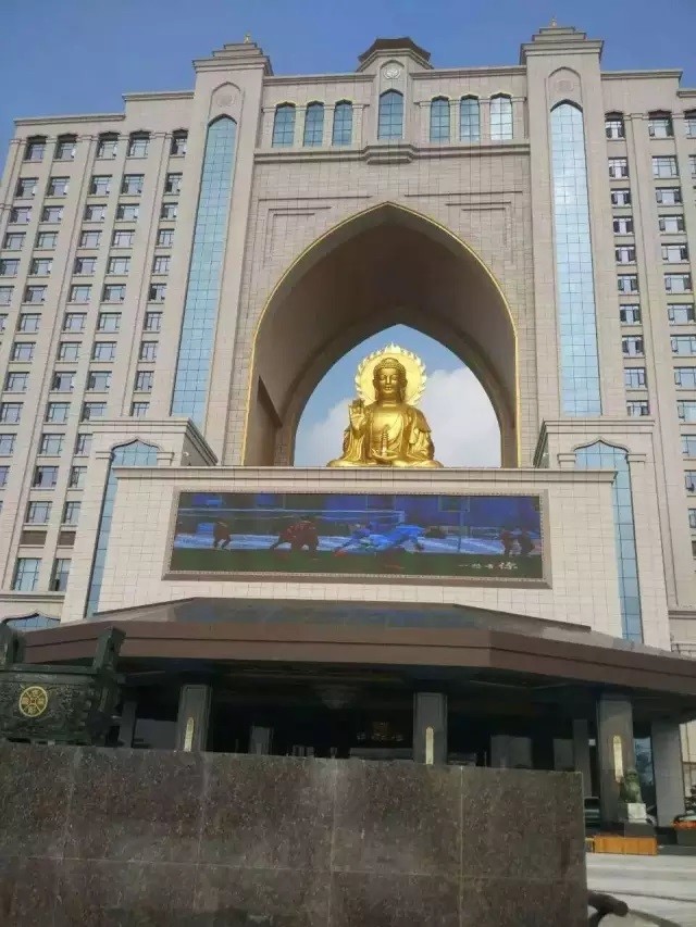 权健大楼造价2000万双面佛,因违规被拆,拆除后将移至净土院