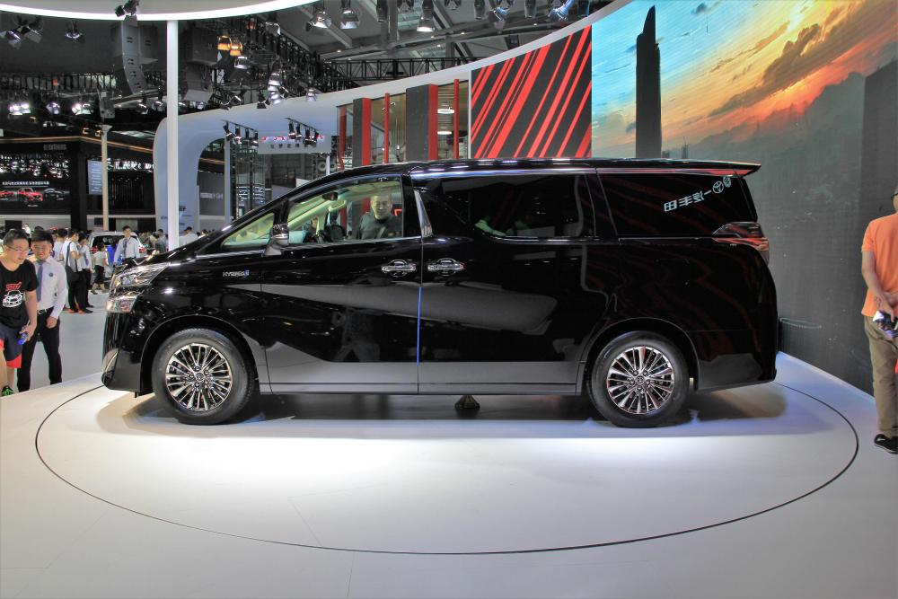 丰田威尔法双擎vellfirehybrid亮相深港澳车展