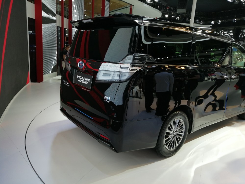 丰田威尔法双擎vellfirehybrid亮相深港澳车展