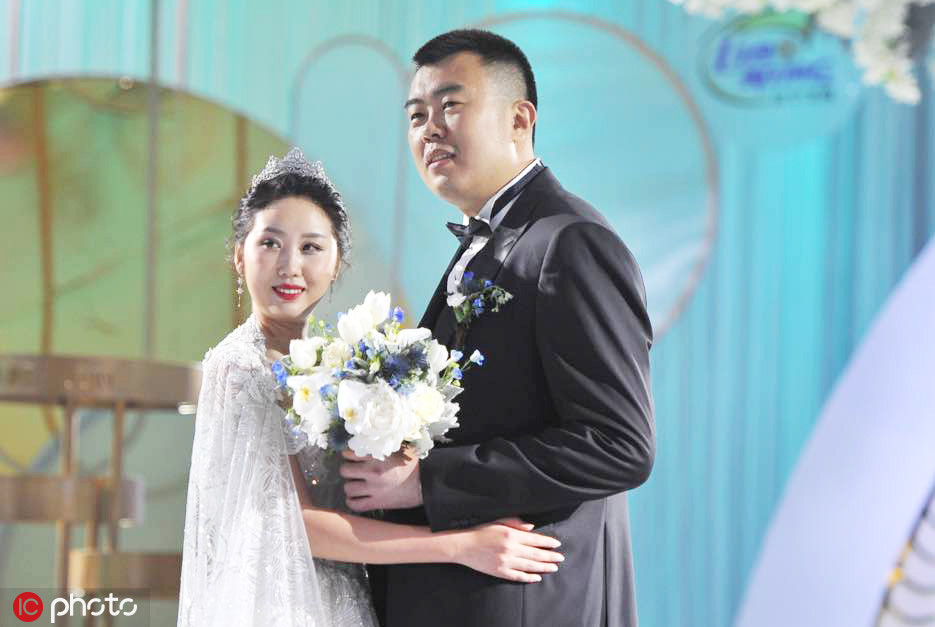 盛大的婚礼,同一天,他被辽宁男篮任命为球队新任队长,接过杨鸣的衣钵