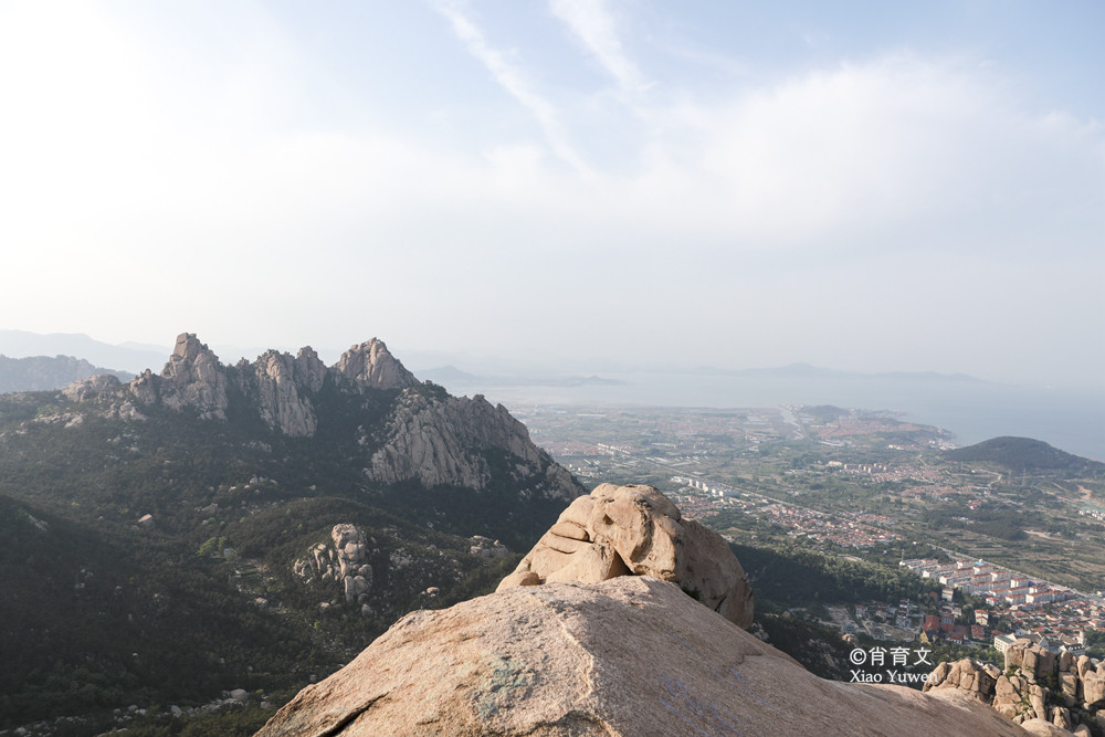 在青岛崂山的天苑顶峰,有郭沫若题刻的诗词,还能饱览海湾美景