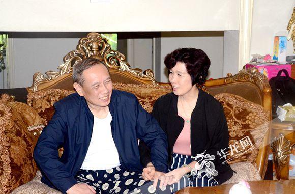 记者 李黎 摄缘起:"第一次见面就被他吸引"5月24日,在金湖社区一个