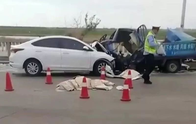 卧龙桥上 白色轿车车头 镶 进三轮车车身 两死多伤