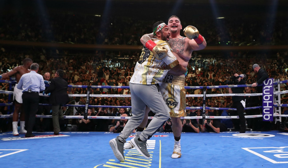 四次被击倒一战丢四条金腰带 英国不败拳王约