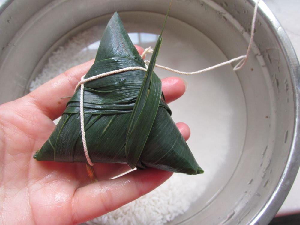 三角粽最简单的包法,2步就包好,1分钟一个,